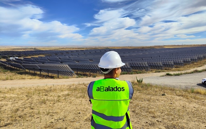 operario de abalados en campo de placas solares