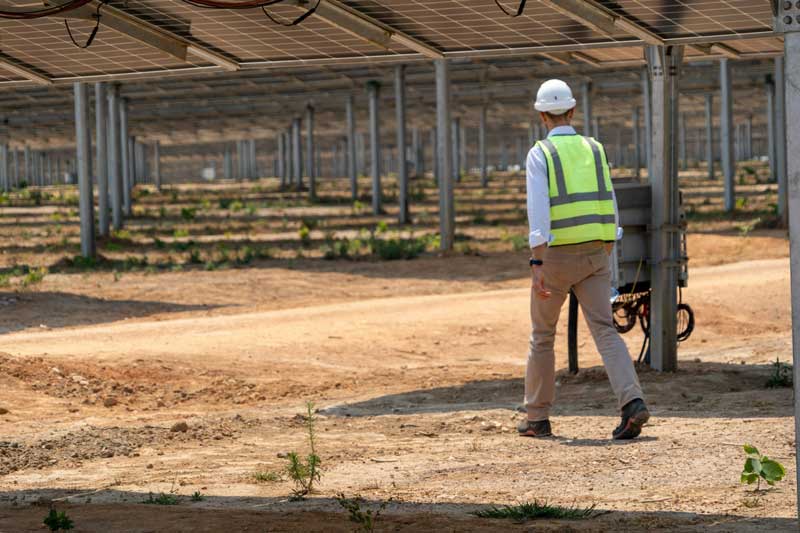 operario placas solares